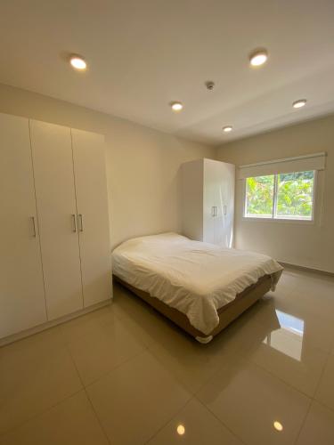 Schlafzimmer mit einem Bett und einem Fenster in der Unterkunft Realty Del Maestro in Asunción