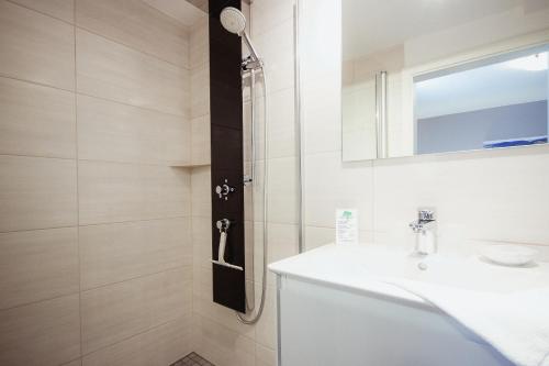 een badkamer met een douche en een wastafel bij Hotel Bären in Bernkastel-Kues