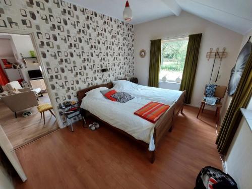a bedroom with a bed in a room at Apartment Zus en Zo in Uffelte
