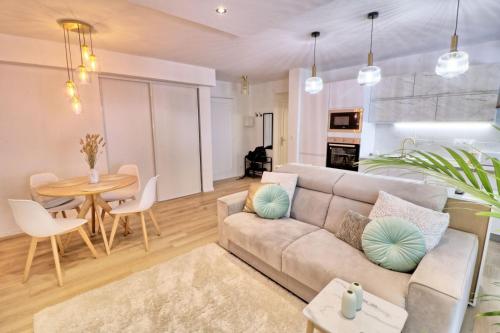 un salon avec un canapé et une table dans l'établissement Ref FLEUR - Palmes d'Or Properties, à Cannes