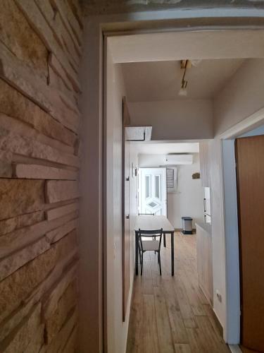 Η κουζίνα ή μικρή κουζίνα στο Apartman Aenona