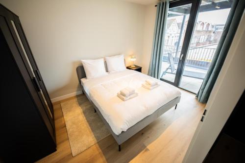 um quarto com uma cama com duas toalhas em Cool 3 Bedroom Serviced Apartment 68m2 em Roterdã