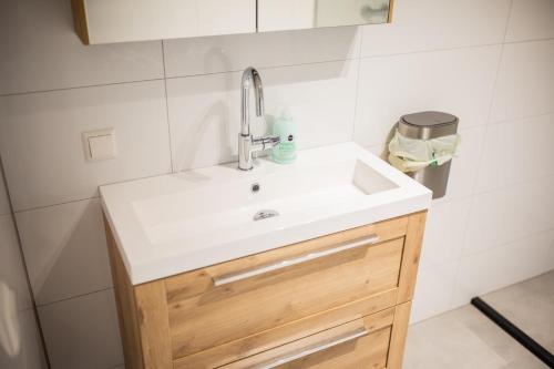 uma casa de banho com um lavatório e um espelho em Cool 3 Bedroom Serviced Apartment 68m2 em Roterdã