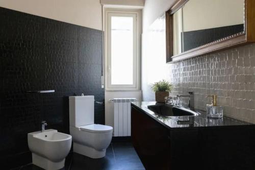 A bathroom at Etna City Home Accogliente nel cuore di Catania