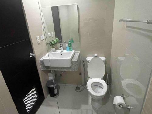 een kleine badkamer met een toilet en een wastafel bij Luxe 1BR w/ Balcony @ Uptown Parksuites in Manilla