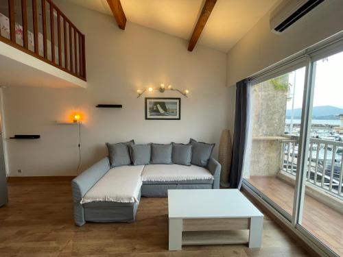 sala de estar con cama y ventana grande en Appartement face à la mer, en Le Pradet