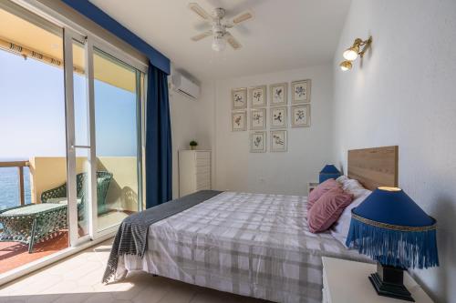 sypialnia z łóżkiem i widokiem na ocean w obiekcie Fuengirola-Playamar w mieście Fuengirola