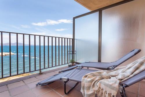 balcón con banco y vistas al océano en Apartamento El Capitan, en L'Escala