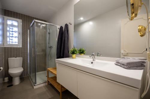 y baño con lavabo, ducha y aseo. en Fuengirola-Playamar en Fuengirola