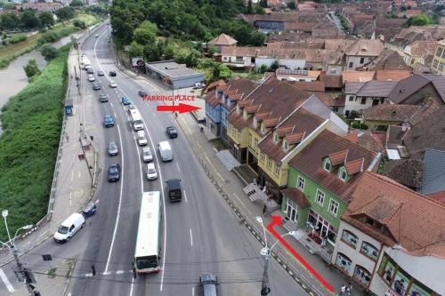 una vista aérea de una calle de la ciudad con coches en Panorama Studio Sighisoara, en Sighişoara