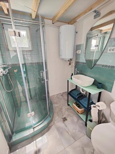 a bathroom with a shower and a sink at Rainbow Chalet in Bran