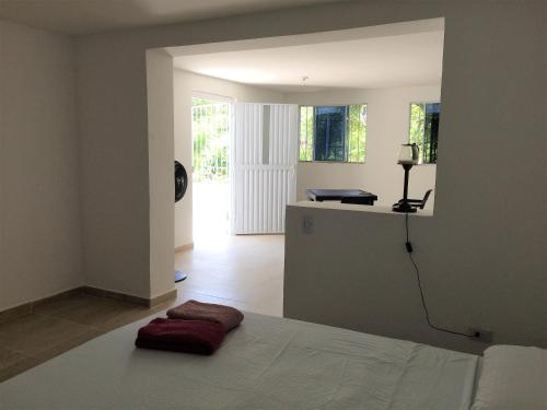- une chambre avec un lit et une serviette rouge dans l'établissement GiGi House Taganga, à Taganga