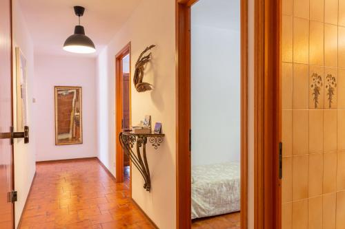 a hallway with a door leading to a bedroom at al Timo di Sampeyre in Sampeyre