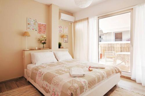 sypialnia z łóżkiem i dużym oknem w obiekcie Evanthia's 2-SPACIOUS, CENTRAL, 2BDR APART,+BALCONY w Atenach