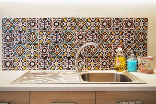 un fregadero en una cocina con una pared de azulejos en Evanthia's 2-SPACIOUS, CENTRAL, 2BDR APART,+BALCONY en Athens