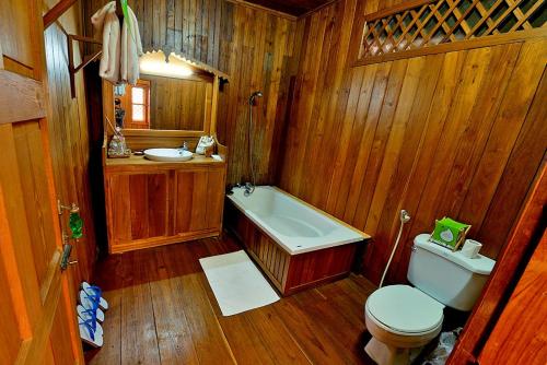y baño con aseo, bañera y lavamanos. en Shwe Inn Tha Floating Resort, en Ywama
