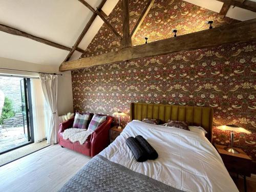 Una cama o camas en una habitación de Peak District Old Forge In Over Haddon