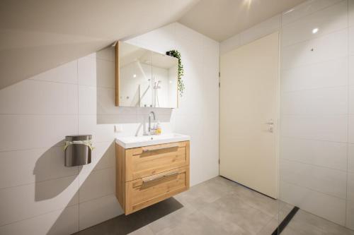 Vonios kambarys apgyvendinimo įstaigoje Adorned 3 Bedroom Apartment