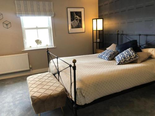 1 dormitorio con cama con almohadas y ventana en Boutique En-Suite Bedroom Cork, en Mallow