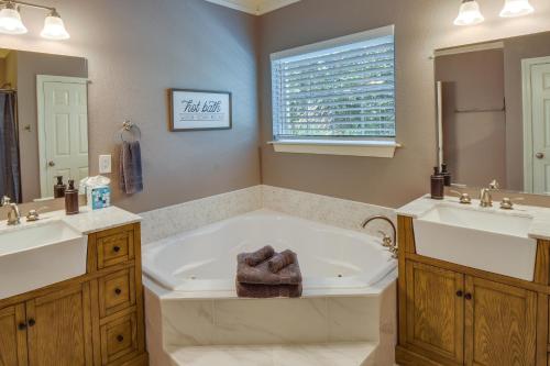 een badkamer met een bad en een wastafel bij Clayton Resort Getaway with Pool Access, Pickleball! in Clayton