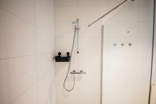 baño con ducha y puerta de cristal en Ample 3 Bedroom Apartment, en Róterdam