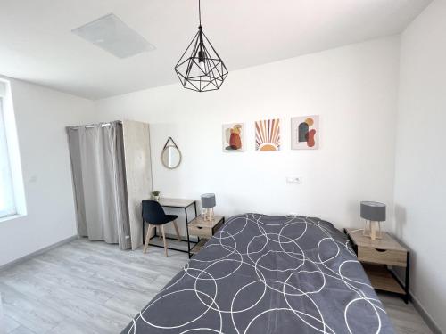 Habitación blanca con cama y escritorio en 180B - Duplex T2 Tout Confort - Wifi Netflix, en Le Gond-Pontouvre
