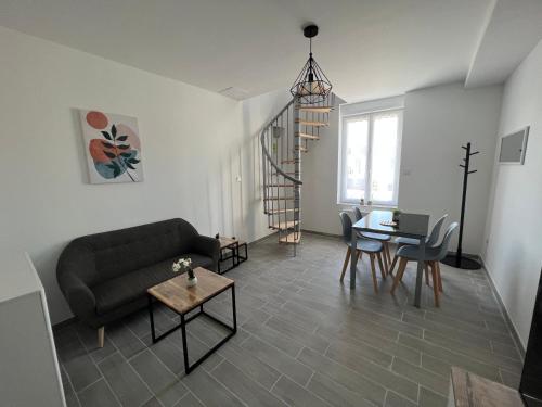 un salon avec un canapé et une table dans l'établissement 180B - Duplex T2 Tout Confort - Wifi Netflix, à Le Gond-Pontouvre