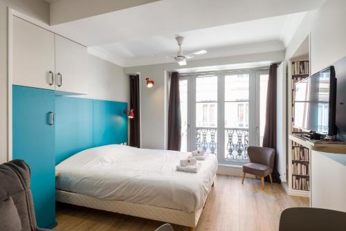 une petite chambre avec un lit et une fenêtre dans l'établissement Les Capucins - Lyon 1er, à Lyon