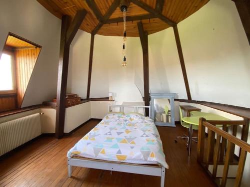 - une chambre avec un lit et une table dans l'établissement Très jolie tour du 13ème siècle, à Saint-Calais