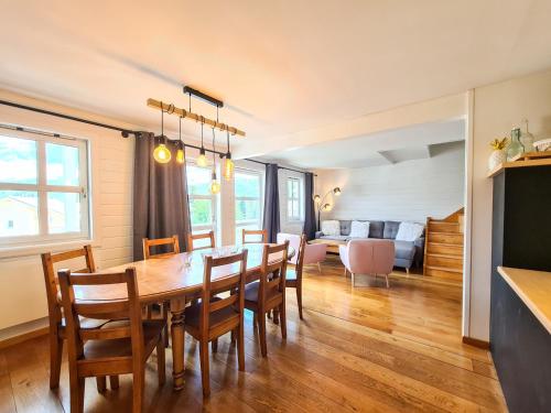 Chalet spacieux avec poêle à bois, WIFI gratuit, terrasse, garage et proche des pistes - FR-1-425-122