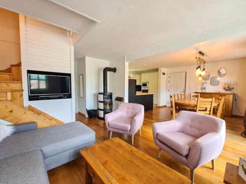 un salon avec un canapé, deux chaises et une table dans l'établissement Chalet spacieux avec poêle à bois, WIFI gratuit, terrasse, garage et proche des pistes - FR-1-425-122, à Flaine