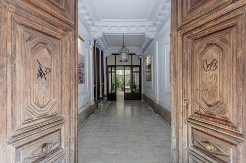 een hal met houten deuren in een gebouw bij Modern apartment in Chueca INF3Iz4 in Madrid