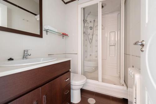 een badkamer met een toilet, een wastafel en een douche bij Modern apartment in Chueca INF3Iz4 in Madrid