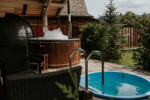 una bañera de hidromasaje en una terraza con un barril de vapor en Айворі Хаус en Mykulychyn