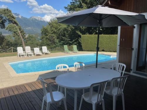 Villa avec piscine, vue lac et montagne