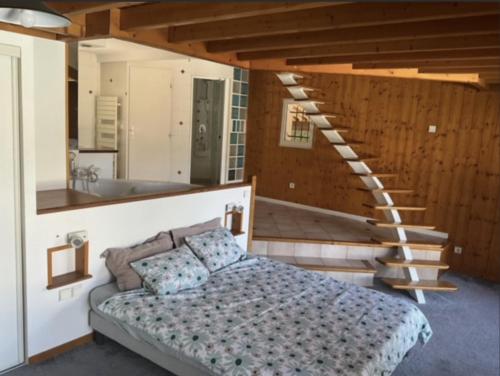 - une chambre avec un lit et un escalier dans une maison dans l'établissement Villa avec piscine, vue lac et montagne, à Sévrier
