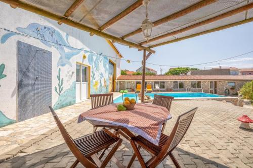Bazén v ubytování Eclectic oasis with poolside charm in Arranhó nebo v jeho okolí