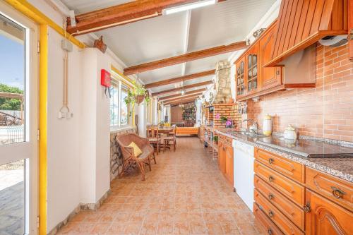 Η κουζίνα ή μικρή κουζίνα στο Eclectic oasis with poolside charm in Arranhó