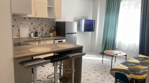 eine kleine Küche mit einer Theke und einem Tisch in der Unterkunft Del Mar 1C - New Beach First floor One bed flat in Puerto de Sagunto