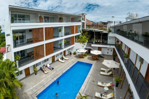 una vista aérea de un hotel con piscina en Tucan Suites Tarapoto - Hotel Asociado Casa Andina, en Tarapoto