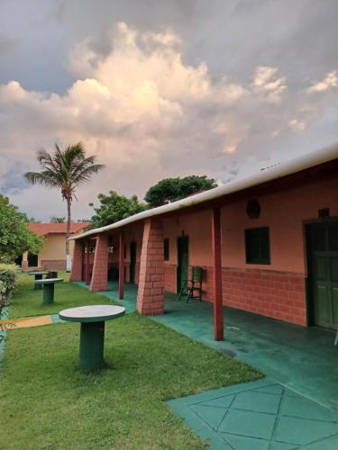 a building with a picnic table in front of it at Pousada Sitio Phoenix in Prea