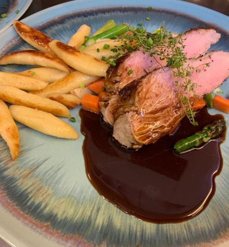 Makanan di atau berdekatan hotel