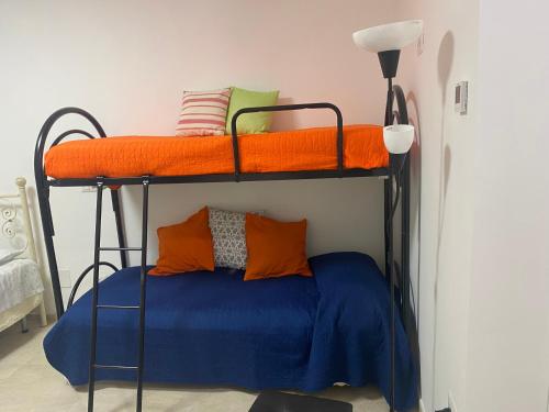 カステルメッツァーノにあるB&B La Panoramicaのベッドルーム1室(二段ベッド2組、オレンジ&ブルーシーツ付)