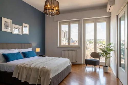 1 dormitorio con cama grande y ventana grande en Etna City Home Accogliente nel cuore di Catania, en Catania