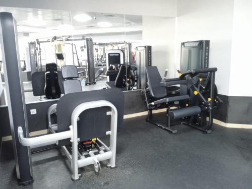 Fitness centrum a/nebo fitness zařízení v ubytování Cozy, Compact, Equipped Studio, 8 Mins From Metro