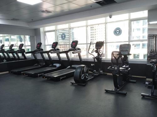 Fitness centrum a/nebo fitness zařízení v ubytování Cozy, Compact, Equipped Studio, 8 Mins From Metro