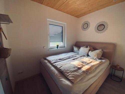 Zimmer m. eigenem Bad und Badewanne direkt am Wald في Amöneburg: غرفة نوم مع سرير في غرفة مع نافذة