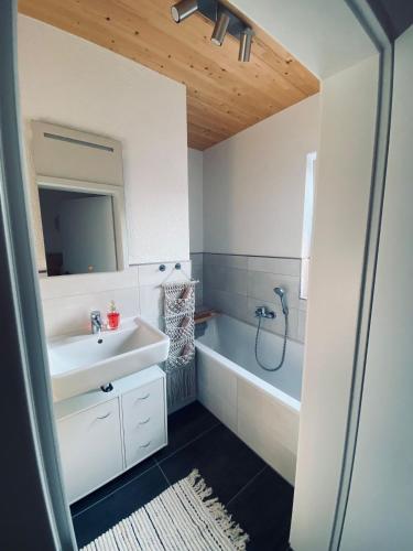 a bathroom with a sink and a bath tub at Zimmer m. eigenem Bad und Badewanne direkt am Wald in Amöneburg