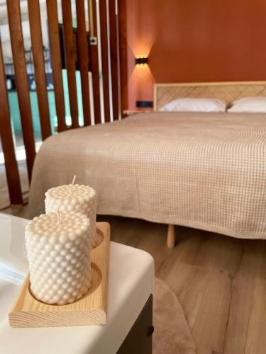 a bedroom with a bed and a table with a basket at Green Hill Apart in Ardeşen