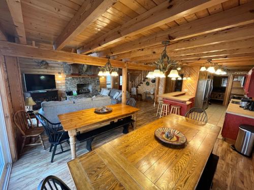 - un salon avec des tables en bois et un canapé dans l'établissement Hodge Podge Lodge, à Alpine